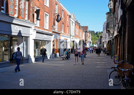 Negozi in Winchester High Street, Winchester, Hampshire, Inghilterra su una tranquilla giovedì pomeriggio a metà settembre 2011. Foto Stock