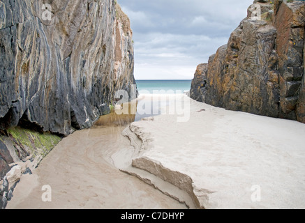 Esplorazione di una spiaggia isolata su: Achmelvich Bay, a nord-ovest della Scozia Foto Stock