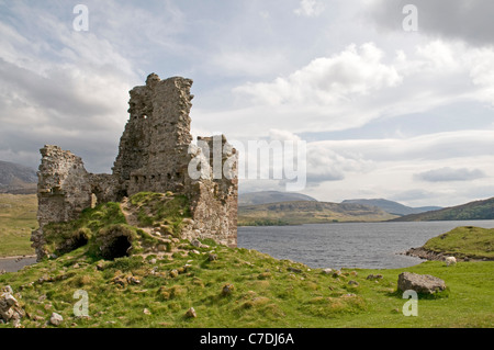 Il castello di Ardvreck sulle rive di Loch Assynt, Scozia, guardando a sud-est Foto Stock