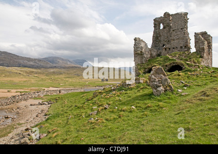 Il castello di Ardvreck sulle rive di Loch Assynt, Scozia Foto Stock