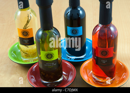 Una selezione di bottiglie in miniatura di olio di oliva per uso come condimenti e immersione. Foto Stock