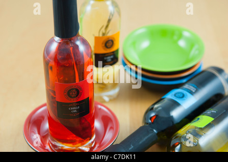 Una selezione di bottiglie in miniatura di olio di oliva per uso come condimenti e immersione. Foto Stock