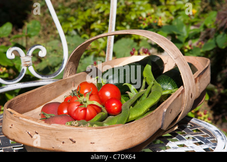 Una selezione di verdure estive in Sussex willow trug. Foto Stock