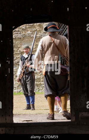 Dimostrazione pubblica e la rievocazione storica di un inglese Civil-War scena da "Il Nodo sigillato' in costume storico Foto Stock