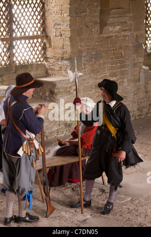 Dimostrazione pubblica e la rievocazione storica di un inglese Civil-War scena da "Il Nodo sigillato' in costume storico Foto Stock