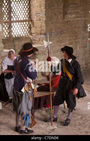 Dimostrazione pubblica e la rievocazione storica di un inglese Civil-War scena da "Il Nodo sigillato' in costume storico Foto Stock