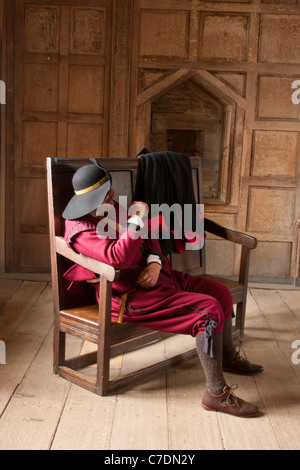 Dimostrazione pubblica e la rievocazione storica di un inglese Civil-War scena da "Il Nodo sigillato' in costume storico Foto Stock