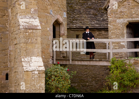 Rievocazione storica di un inglese Civil-War scena da "Il Nodo sigillato' in costume Foto Stock