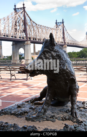 Il Sutton Place Park's Wild Boar statua e la Ed Koch Queensboro Bridge, NYC Foto Stock