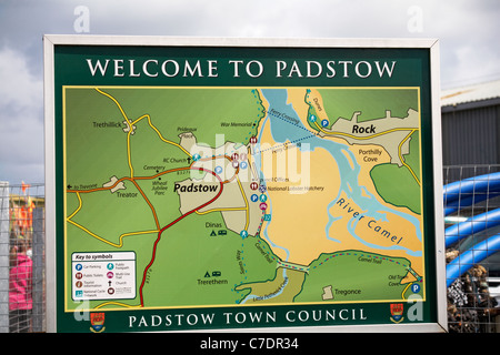 Benvenuti a Padstow segno con mappa a Padstow, Cornwall UK a maggio Foto Stock