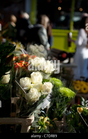 Fiori per la vendita su un mercato in stallo in East End di Londra Broadway Market in Dalston Foto Stock