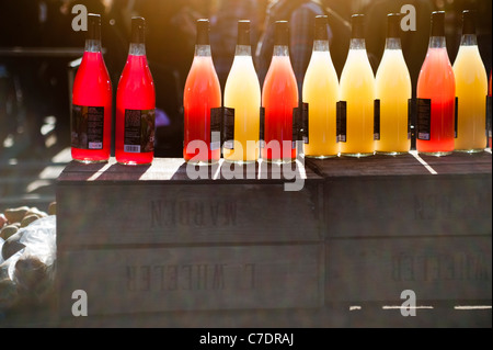 Bottiglie di succhi di frutta a Broadway Market in Dalston London East End Foto Stock