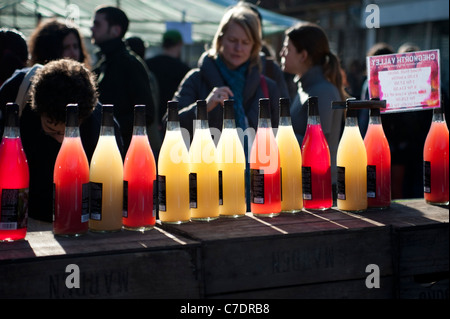 Bottiglie di succhi di frutta a Broadway Market in Dalston London East End Foto Stock