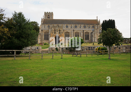 Una vista della chiesa di St Margaret a Cley accanto al mare, Norfolk, Inghilterra, Regno Unito. Foto Stock