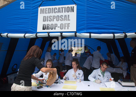 Farmacisti raccogliere indesiderate o scaduto prescrizione e over-the-counter farmaci per lo smaltimento sicuro. Foto Stock