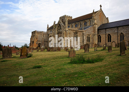 Una vista della chiesa di St Margaret a Cley accanto al mare, Norfolk, Inghilterra, Regno Unito, mostrando la rovina del transetto. Foto Stock
