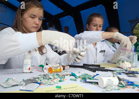 Farmacisti raccogliere indesiderate o scaduto prescrizione e over-the-counter farmaci per lo smaltimento sicuro. Foto Stock