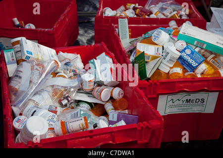 Farmacisti raccogliere indesiderate o scaduto prescrizione e over-the-counter farmaci per lo smaltimento sicuro. Foto Stock