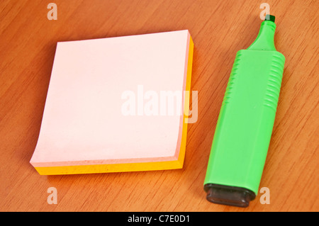 Primo piano per post-it e penna per marcatura Foto Stock