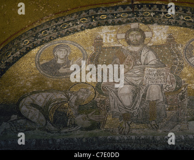 Leone vi il saggio (866-912). L'imperatore bizantino. Leo vi inginocchiate davanti a Cristo. Mosaico. Timpano della Porta Imperiale. Hagia Sophia Foto Stock