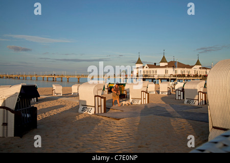 Sedie da spiaggia Strandkorb ' ' e il Seebruecke o molo presso il mar baltico spiaggia della località balneare di Ahlbeck, isola di Usedom, Germania Foto Stock