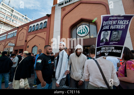 Difesa inglese League EDL marzo a Tower Hamlets London East End di Londra est moschea Foto Stock