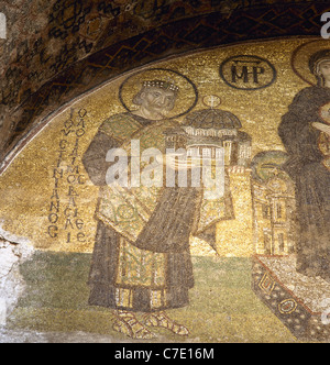 Giustiniano I (483-565). Mosaico raffigurante l'imperatore proponendo un modello di Hagia Sophia alla Vergine Maria. Foto Stock