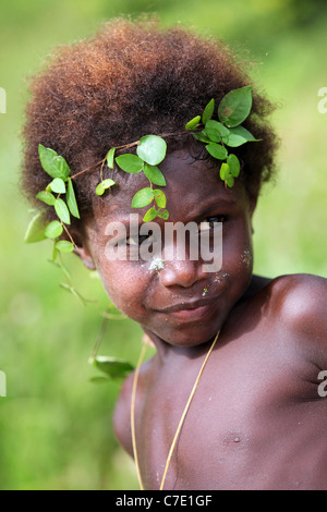 Ragazza giovane con la corona di foglie in i suoi capelli. Isola di Bougainville, Papua Nuova Guinea Foto Stock