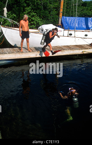 I subacquei prepararsi ad entrare in acqua a Jules Underwater Lodge, il mondo il solo hotel situato completamente sottomarini. Foto Stock