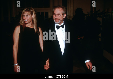 Steven Spielberg e la moglie Kate Capshaw arrivare per la cena di stato per il primo ministro britannico Tony Blair alla Casa Bianca Foto Stock