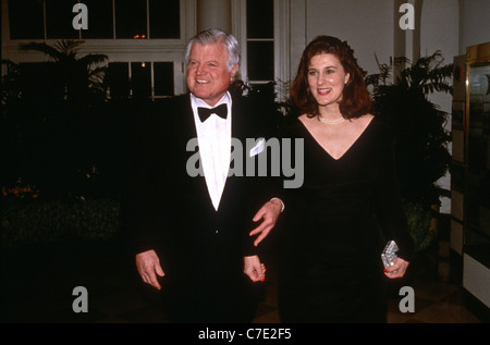 Il senatore Ted Kennedy e la moglie Victoria arrivare per la cena di stato per il primo ministro britannico Tony Blair alla Casa Bianca Foto Stock