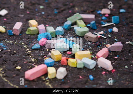 Il colore dei pezzi di gesso su asfalto per essere usato da persone Foto Stock