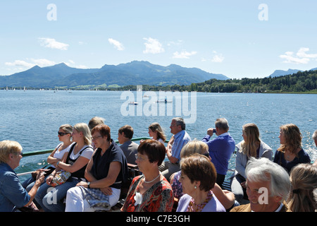 Passeggeri su un Chiemsee Ferry Boat, Chiemgau Alta Baviera Germania Foto Stock