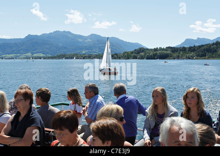 Passeggeri su un Chiemsee Ferry Boat, Chiemgau Alta Baviera Germania Foto Stock