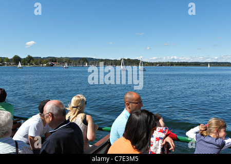 Passeggeri su un Chiemsee Ferry Boat, Chiemgau Alta Baviera Germania Foto Stock