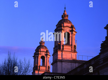 Le due torri di Cardiff Tribunali al tramonto Cardiff South Wales UK Foto Stock