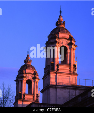 Le due torri di Cardiff Tribunali al tramonto Cardiff South Wales UK Foto Stock