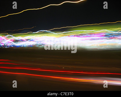 Abstract sentieri di luce catturata dalle automobili, segni e altri punti di riferimento. Foto Stock