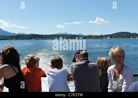 Passeggeri su un Chiemsee Ferry Boat, Chiemgau Alta Baviera Germania Foto Stock