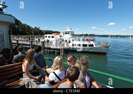 I passeggeri di un Traghetto Chiemsee barca a Herreninsel, Chiemgau Alta Baviera Germania Foto Stock