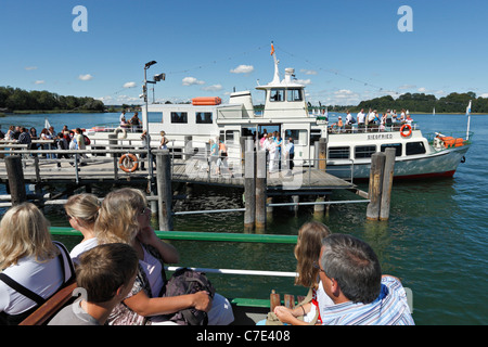 I passeggeri di un Traghetto Chiemsee barca a Herreninsel, Chiemgau Alta Baviera Germania Foto Stock