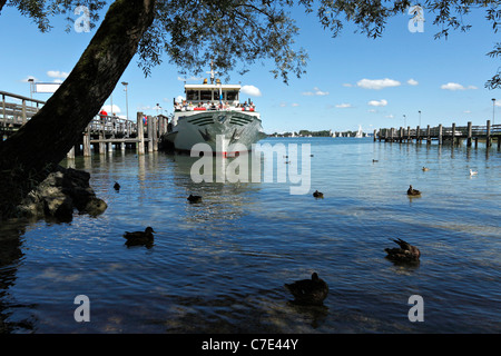 Chiemsee Ferry Boat al Herreninsel, Chiemgau Alta Baviera Germania Foto Stock