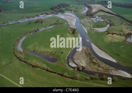 Vista aerea della lanca formata quando il fiume si accorcia corso, scavalcando meandro Wales UK Foto Stock