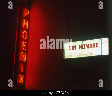 Neon rosso segno Cinema Phoenix East Finchley High Road North London Inghilterra England Regno Unito Foto Stock