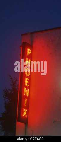 Neon rosso segno Cinema Phoenix East Finchley High Road North London Inghilterra England Regno Unito Foto Stock