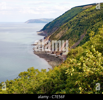 Ripide scogliere boscose su Exmoor nel Devon guardando dall'alto Foreland punto a punto Hurlstone vicino a Porlock Foto Stock