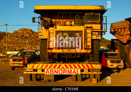 Trasporti speciali di un Caterpillar 777D Off-Higway carrello per diamond mining, Springbok, Namaqualand, Sud Africa Foto Stock