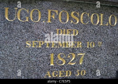 Iscrizione sulla tomba del poeta italiano Ugo Foscolo, cimitero della chiesa di St Nicholas, Chiswick, Londra, Inghilterra Foto Stock