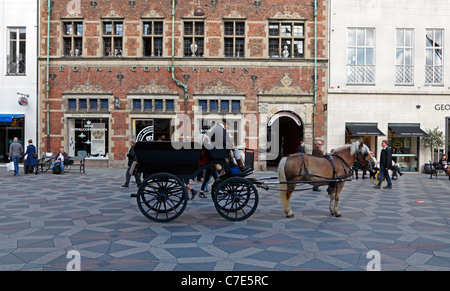 A cavallo della cabina nella parte anteriore del Royal Copenhagen negozio di porcellana sulla principale strada pedonale e la via commerciale Strøget, Copenaghen Foto Stock
