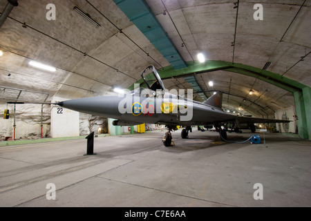 Swedish Draken caccia jet in Aeroseum. Un complesso di bunker di base aerea svedese declassificato vicino a Göteburg, Svezia Foto Stock